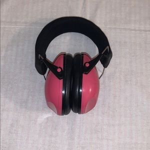 Noise cancelling headphones